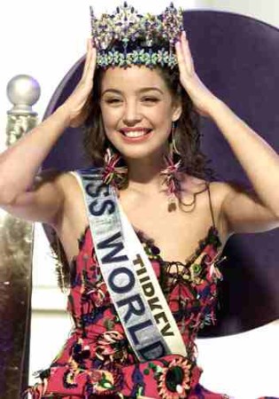 Miss World Azra_Akin_2002